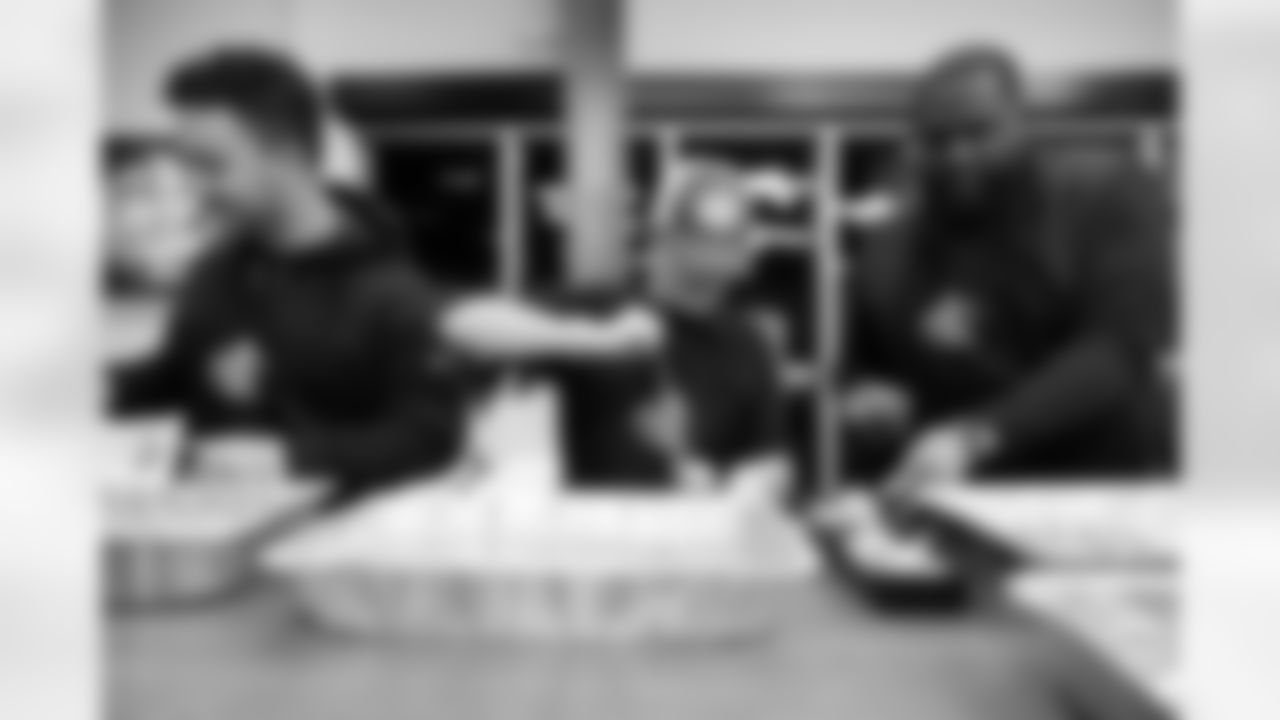 20251117_ThanksgivingPacking_062