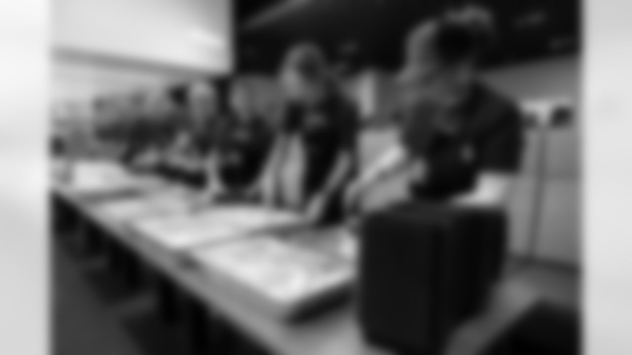 20251117_ThanksgivingPacking_044