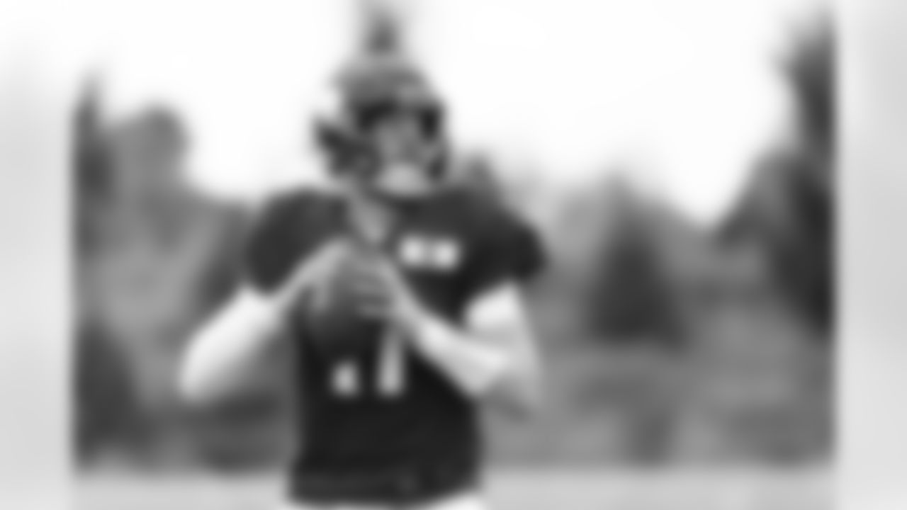 11 QB Carson Wentz