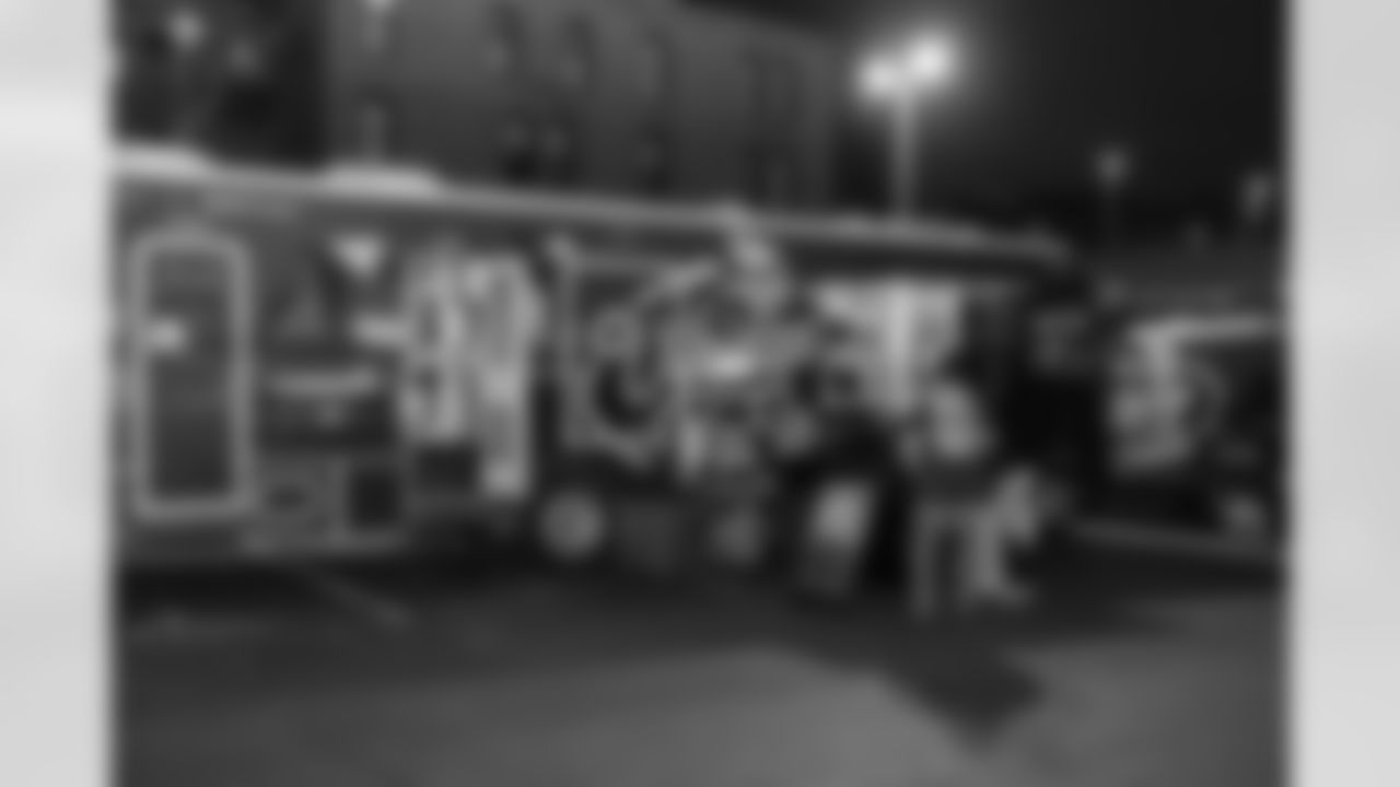 Levi_ThanksgivingMeals_049