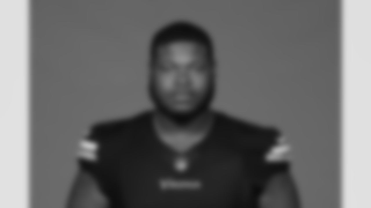 95 DL Travis Bell