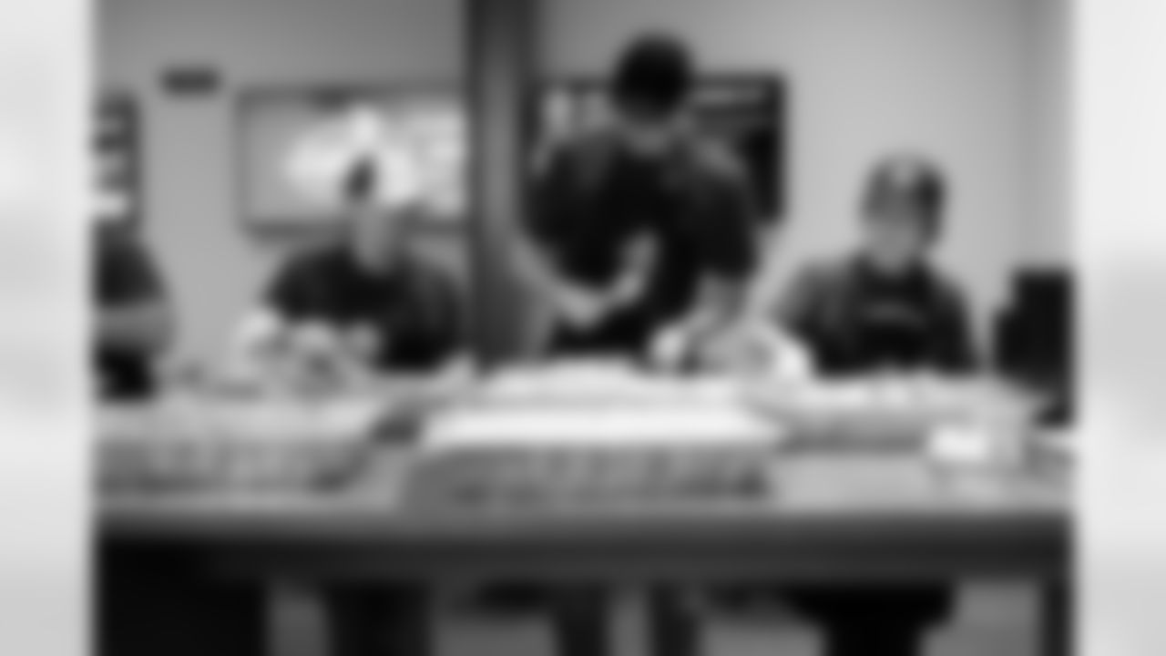 20251117_ThanksgivingPacking_046