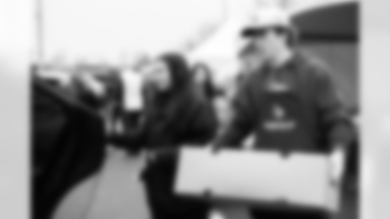 2025_1125_ThanksgivingDriveThru_0067