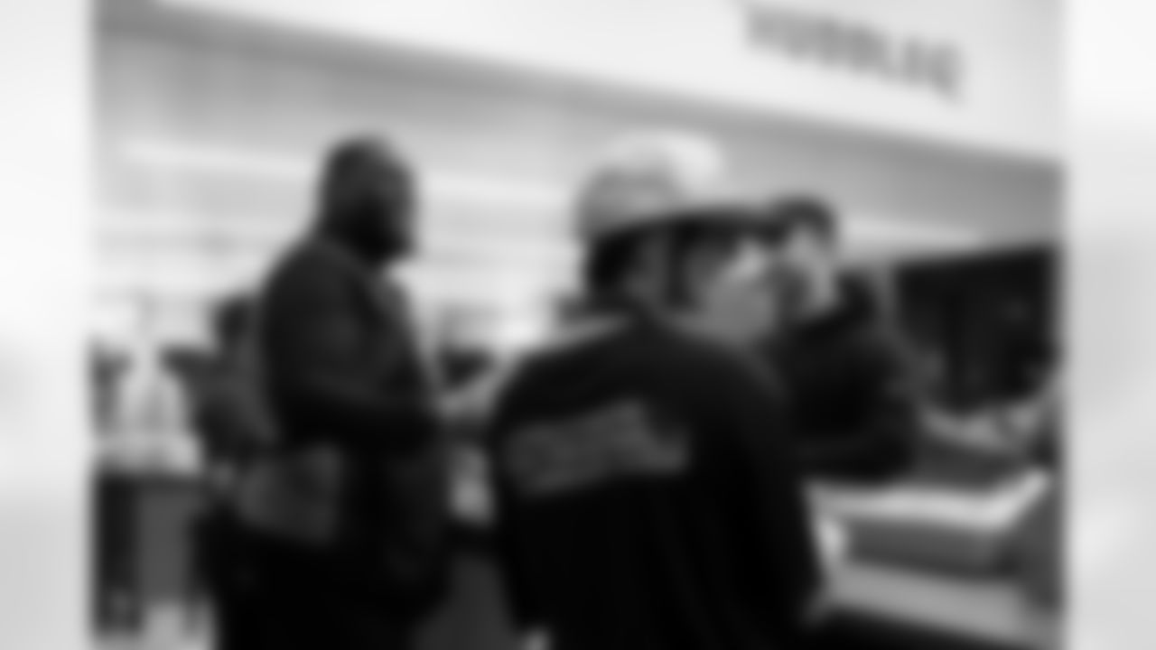 20251117_ThanksgivingPacking_056