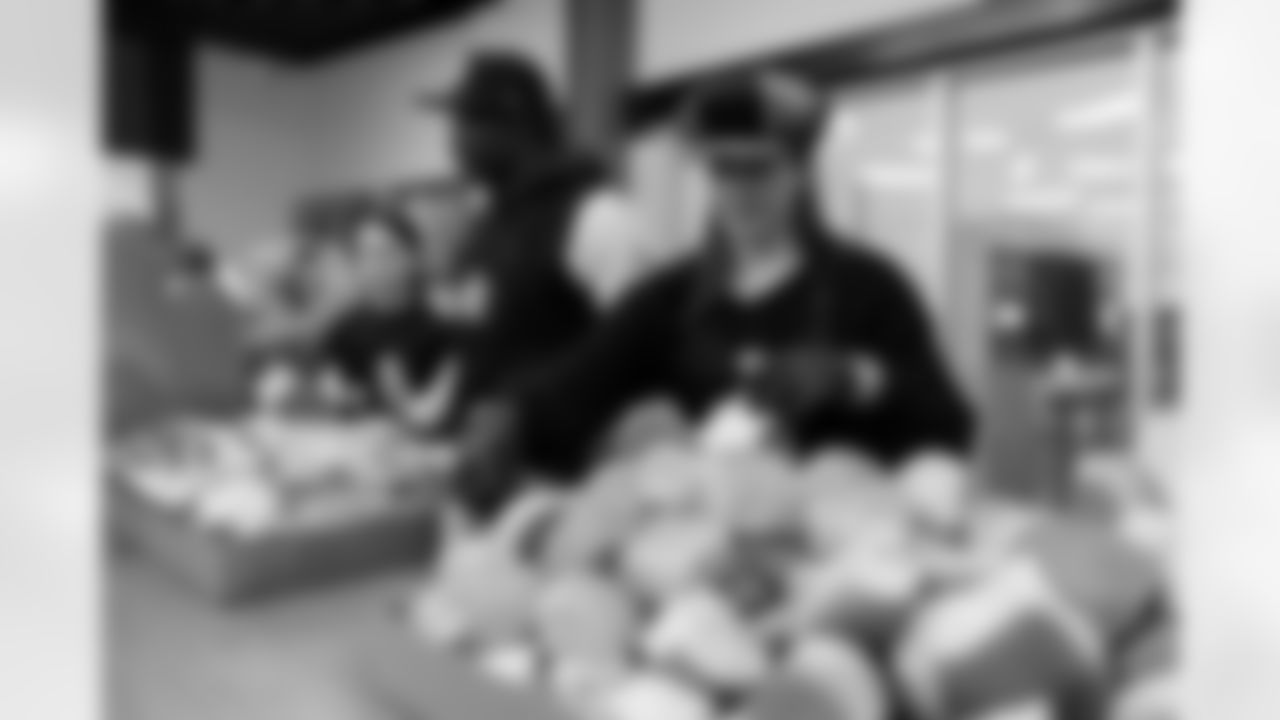 20251117_ThanksgivingPacking_004