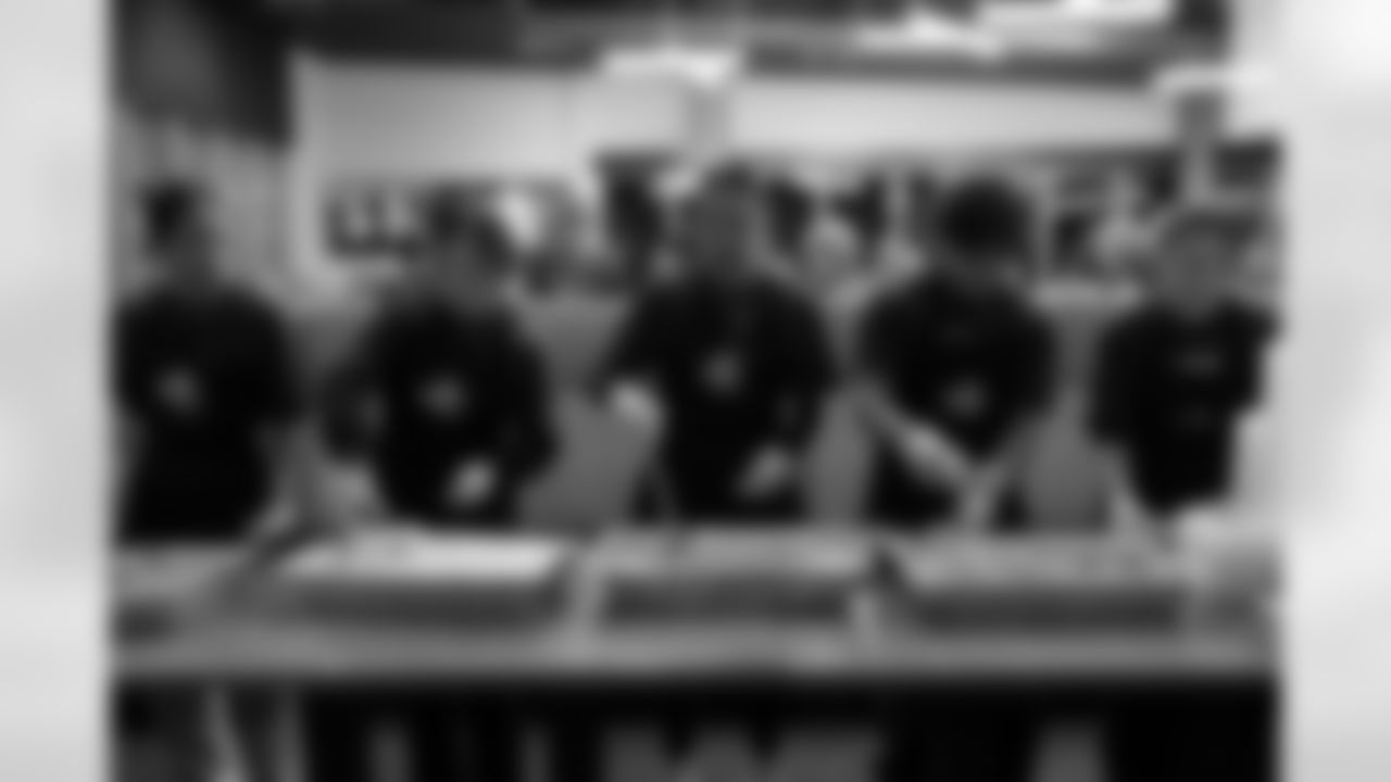 20251117_ThanksgivingPacking_048