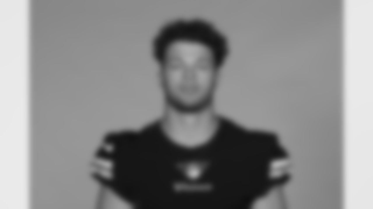 16 QB Jaren Hall