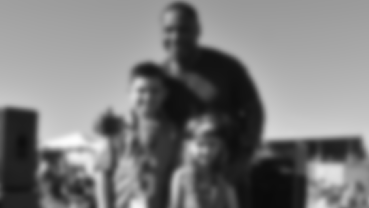 Darren Sproles with two young Eagles fans