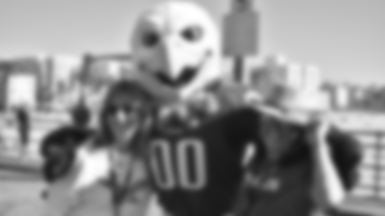 How many photos did SWOOP take on Sunday?