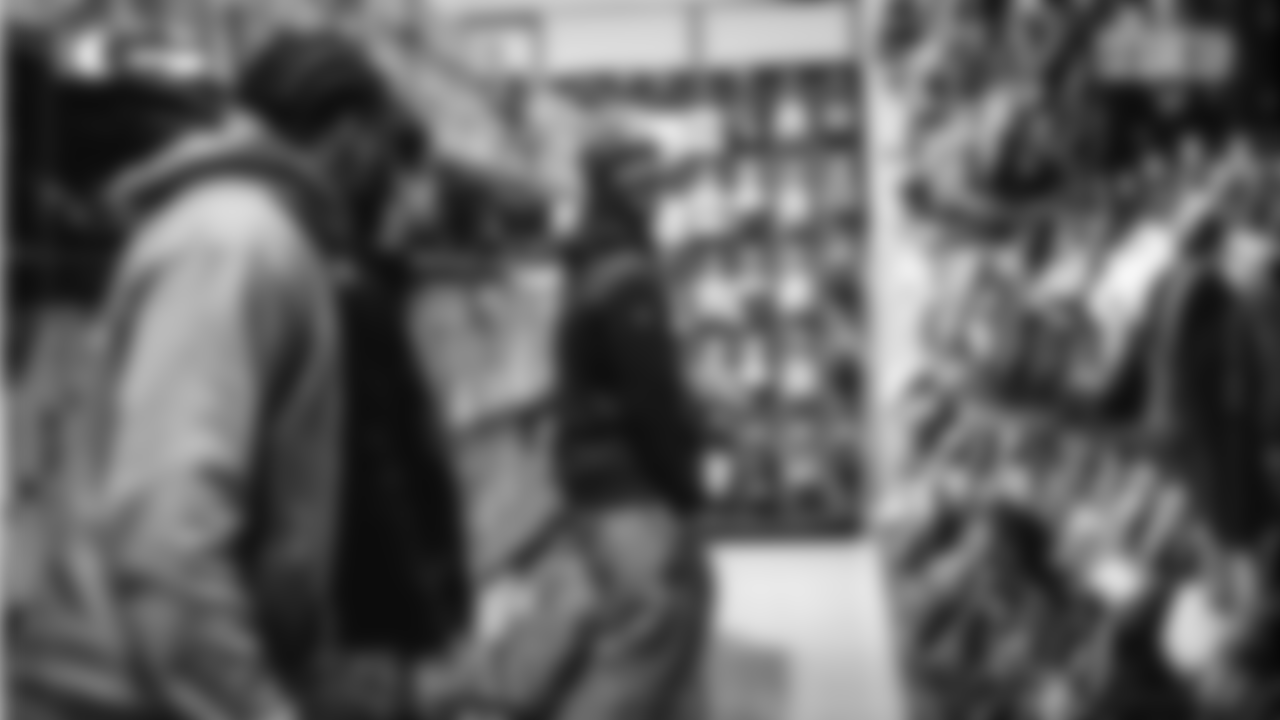 251203-ShopWithPro-2560