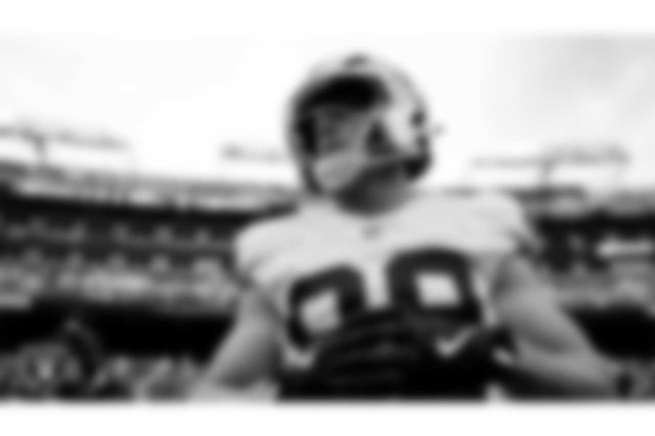 Las Vegas Raiders tight end Brock Bowers (89) on the sidelines before the regular season away game against the Washington Commanders at Northwest Stadium.