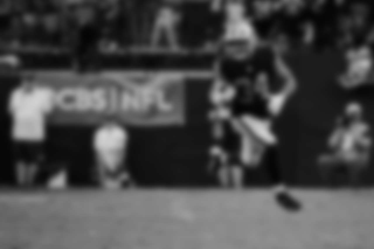 Las Vegas Raiders fullback Connor Heyward (34) runs after making a catch during the regular season home game against the Kansas City Chiefs at Allegiant Stadium.