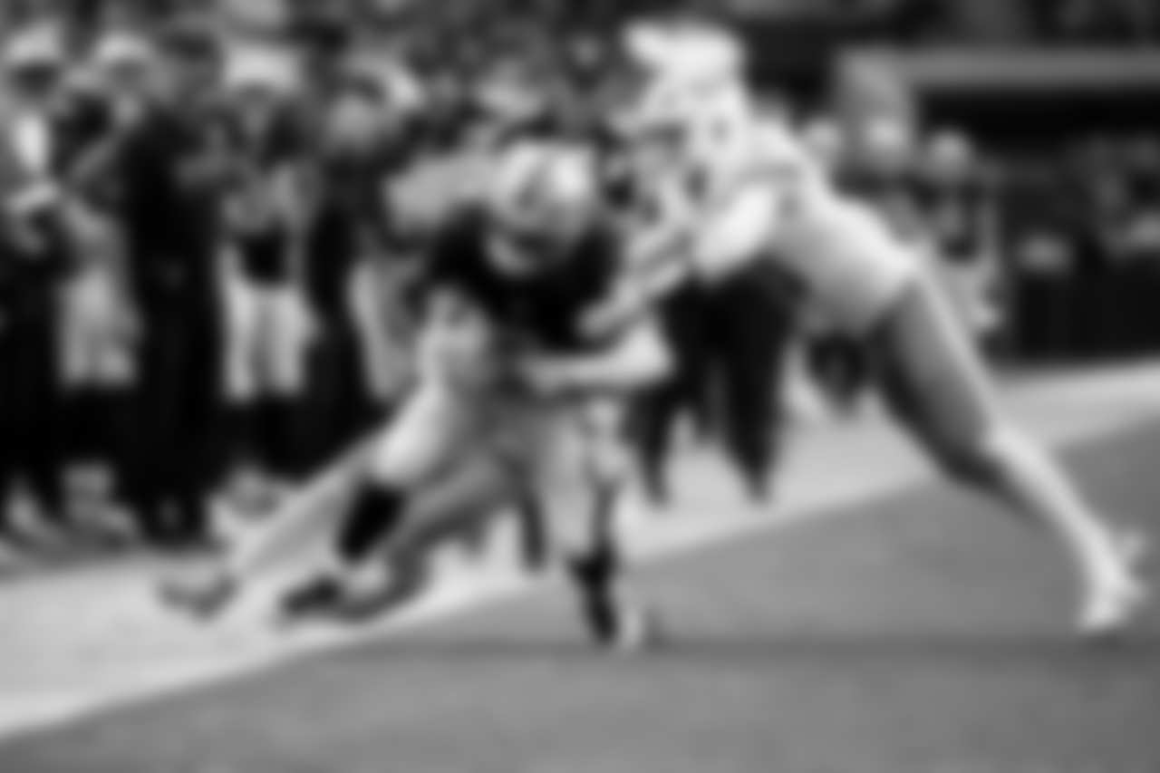 Ashton Jeanty carrying the ball for the Las Vegas Raiders against the Miami Dolphins in Week 1 of 2026