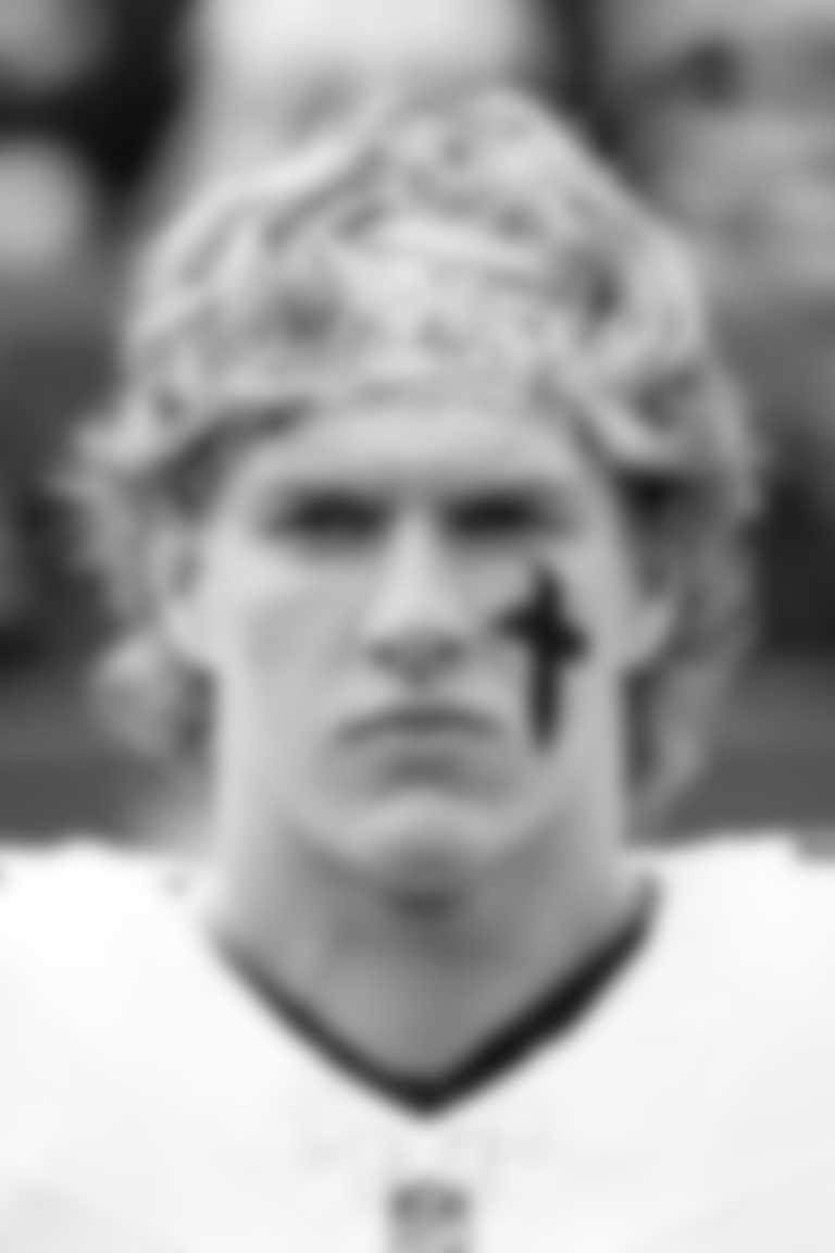 Linebacker Carson Schwesinger (49) before a NFL football game between the Cleveland Browns and New York Jets on November 9, 2025 at MetLife Stadium. The Browns lost 20-27.