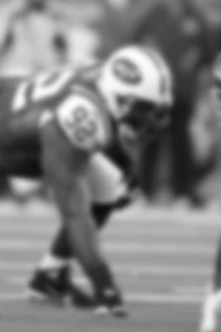 EAST RUTHERFORD, NJ - AUGUST 27:  Shaun Ellis #92 of the New York Jets in action against the Washington Redskins  during their preseason game on August 27, 2010 at the New Meadowlands Stadium  in East Rutherford, New Jersey.  (Photo by Al Bello/Getty Images)