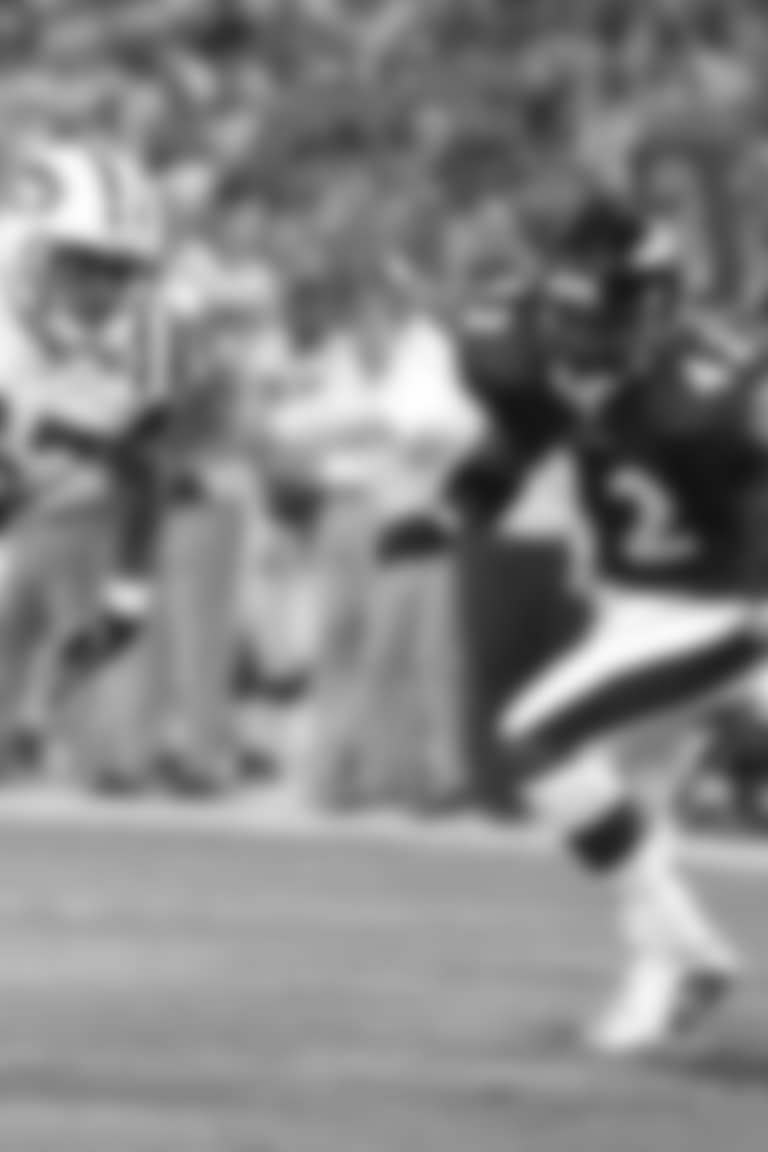 WR Laveranues Coles splits two defenders on a scoring play during the Jets 34-16 preseason win over the Baltimore Ravens on August 15, 2002. The game was played at Ravens Stadium in Baltimore, Maryland. Offense. Action.31