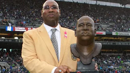 image: Cortez Kennedy receives his Hall of Fame ring