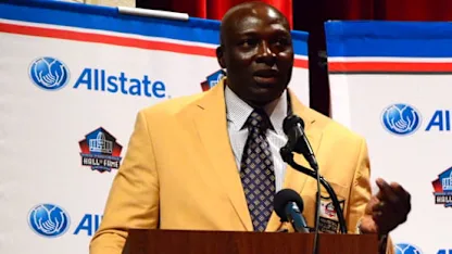 image: Bruce Smith honored in Norfolk, Va.