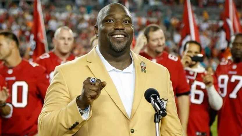 image: Gallery Warren Sapp receives his Hall of Fame ring - image: 
