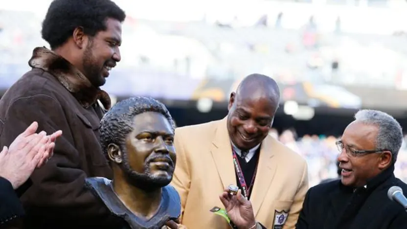 image: Gallery Jonathan Ogden receives his Hall of Fame ring - image: 