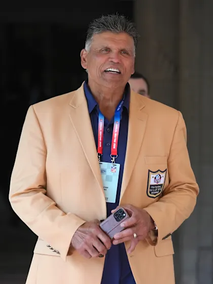 image: Anthony Muñoz visits Perry High School on residency visit