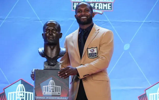 image: News Champ Bailey Bringing 'Smart Masks' to StudentsBailey1050Web