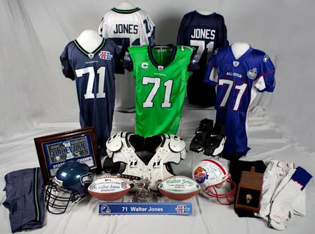 image: News Hall of Fame receives gift from Walter Jones