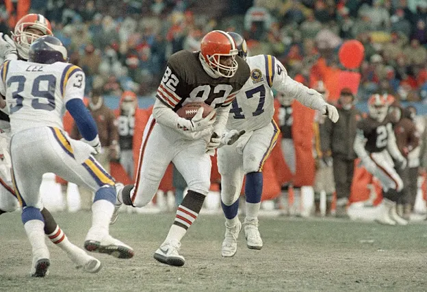 image: News The Tight End TrendHall of Fame tight end Ozzie Newsome carries the football.